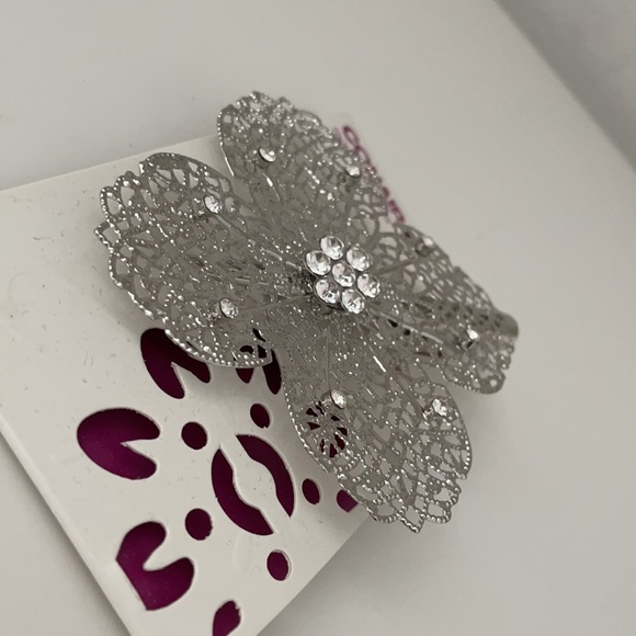 RHINESTONE HAIR CLIP WITH SILVER MESH FLOWER - Picture 3 of 11